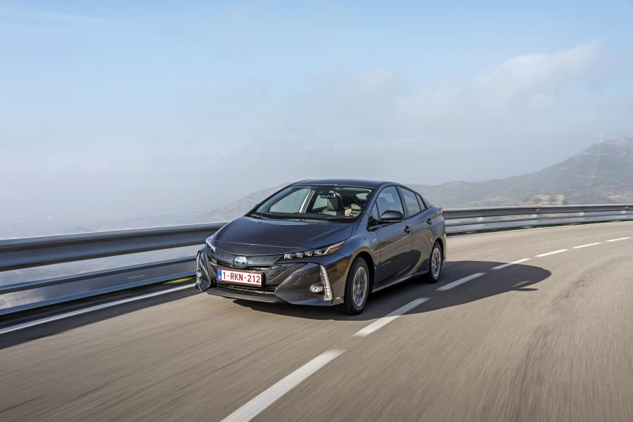  Toyota Prius Plug-in Hybrid 2016 года  (фото 143 из 187)